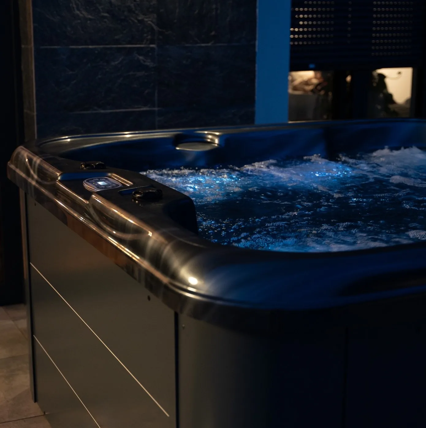 Beltéri jakuzzi éjszakai fényben
