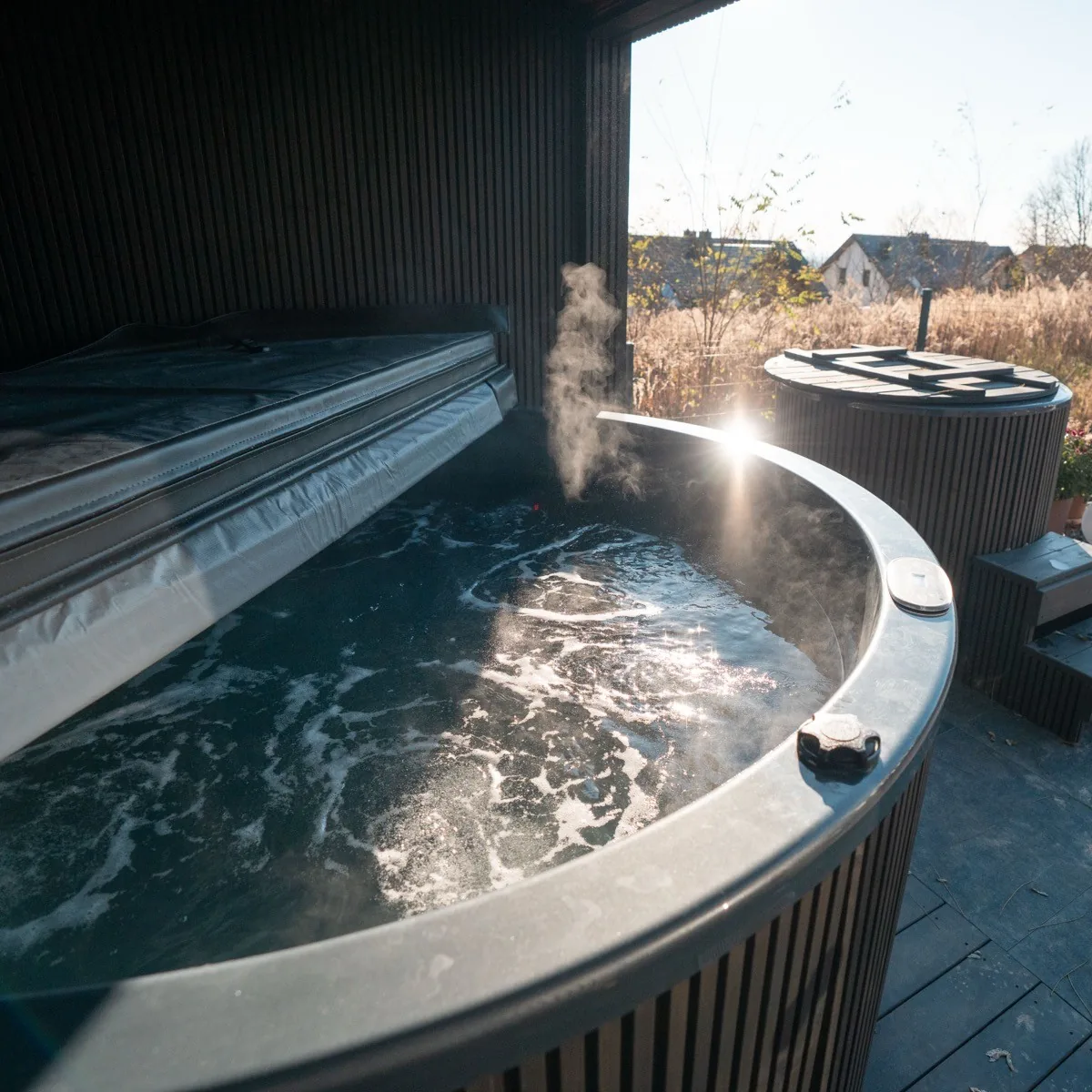 Gőzölgő jakuzzi alkonyatban